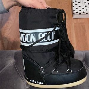 Black toddler moon boots size 27/30 ..US 10